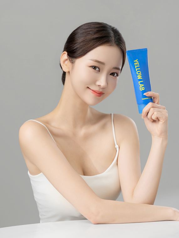 옐로우랩 터메릭 클렌저와 함께 촬영한 사진 5